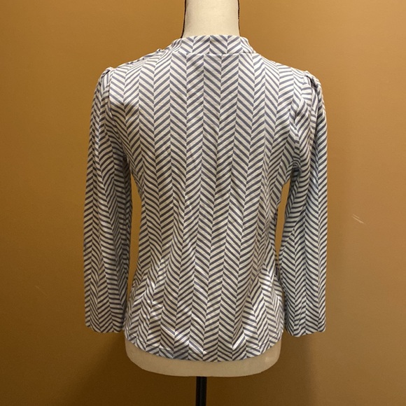 Ann Taylor gray/white chevron design w/ 3 buttons at shoulder crew neck sz S - Picture 9 of 9